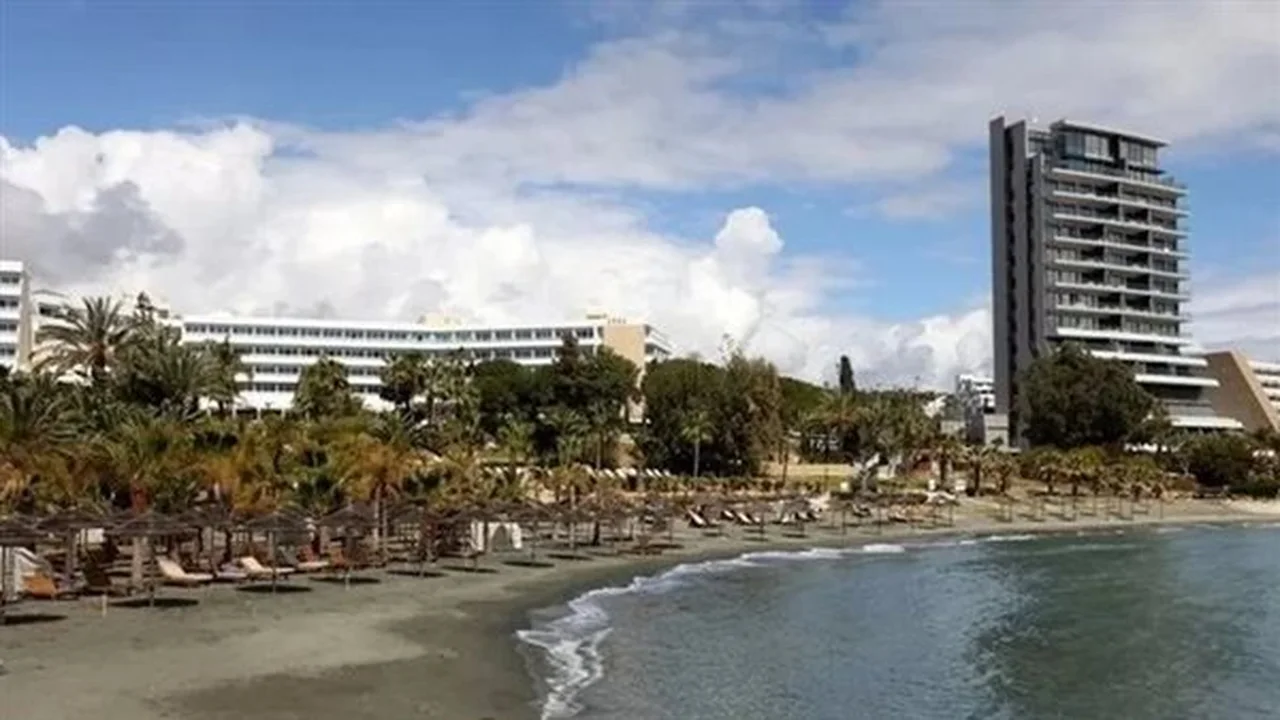 تراجع إشغالات الفنادق.. توترات إيران تشعل مخاوف قطاع السياحة في اليونان وقبرص